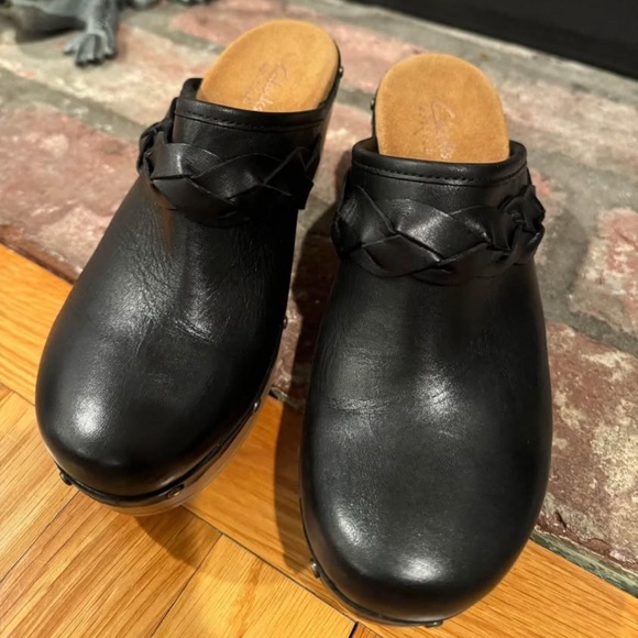 Clarks Black Leather Clogs with Tan Sole - Picture 4 of 7